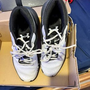 Boys basketball shoes4.5